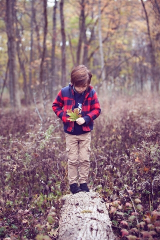 Fall time is a great time for children's photography in Chicago, this image is taken in an outdoor setting in autumn